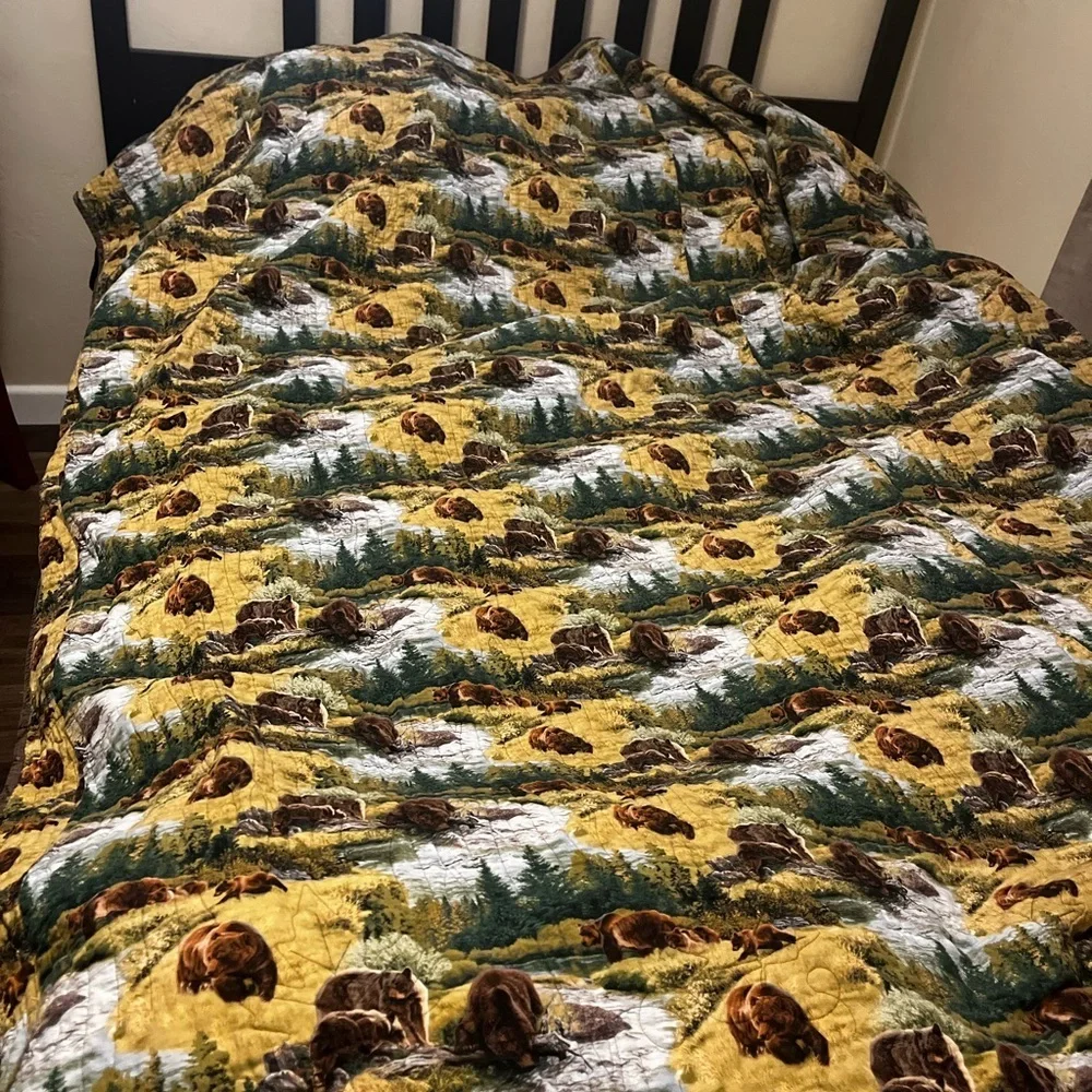 Source Unknown Wildlife Bear & Reverse Side Geometrical Print Quilt / Queen